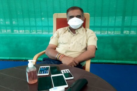 अपने टेंट वाले दफ्तर में बैठे डीजीपी डीएम अवस्थी.