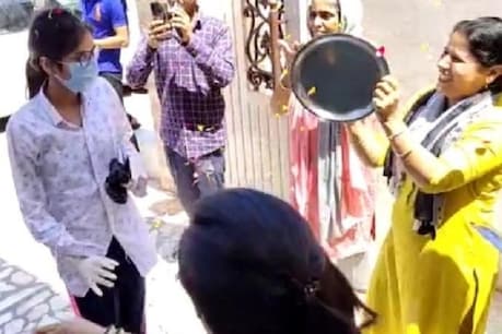 सोनीपत: कोरोना को हराकर घर पहुंची तमन्ना, लोगों ने थाली बजाकर किया स्वागत सोनीपत: कोरोना को हराकर घर पहुंची तमन्ना, लोगों ने थाली बजाकर किया स्वागत