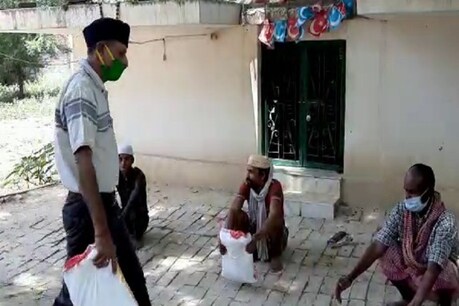 COVID-19: वाराणसी के मुस्लिम बहुल इलाकों में RSS की टीम पहुंचा रही राशन व भोजन... COVID-19: वाराणसी के मुस्लिम बहुल इलाकों में RSS की टीम पहुंचा रही राशन व भोजन...