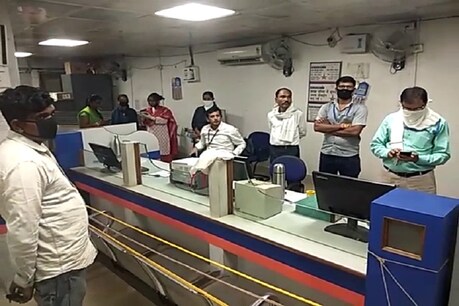 मुजफ्फरपुर में हुई बैंक डकैती के बाद डरे सहमे कर्मचारी