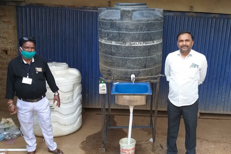 जशपुर: कोरोना संक्रमण के खतरे से बचने पब्लिक प्लेस लगा पैर से ऑपरेट होने वाला वॉश बेसिन जशपुर: कोरोना संक्रमण के खतरे से बचने पब्लिक प्लेस लगा पैर से ऑपरेट होने वाला वॉश बेसिन