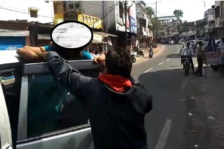 देखें VIDEO: प्रेमी के सामने दिन दहाड़े लड़की का अपहरण! वो चिल्लाती रही लेकिन किसी ने नहीं की मदद देखें VIDEO: प्रेमी के सामने दिन दहाड़े लड़की का अपहरण! वो चिल्लाती रही लेकिन किसी ने नहीं की मदद