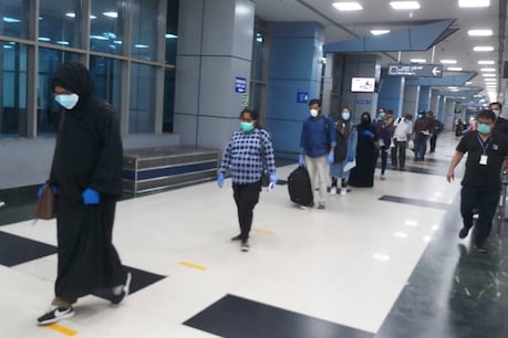अबू धाबी से 363 भारतीयों को लेकर केरल पहुंचे एअर इंडिया के दो विमान अबू धाबी से 363 भारतीयों को लेकर केरल पहुंचे एअर इंडिया के दो विमान