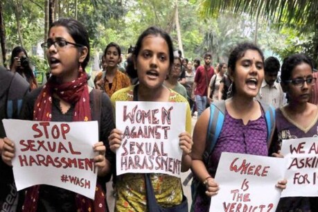 टीचर पर आरोप, स्टूडेंट्स ने कहा- 'वह मेरी ब्रा की ओर करता था इशारे... पकड़ता था निजी अंग' टीचर पर आरोप, स्टूडेंट्स ने कहा- 'वह मेरी ब्रा की ओर करता था इशारे... पकड़ता था निजी अंग'