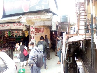  शिमला में सोमवार को नियमों के साथ सड़क की एक तरफा दुकानों को ही खोलने के आदेश दिए गए थे.