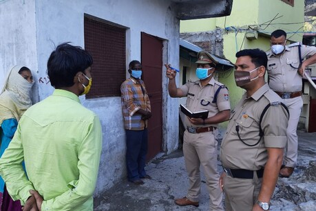 थाने से आया बुलावा तो हक्के-बक्के रह गए लोग, फिर पुलिस ने कहा 'हैप्पी ईद' तो खिले चेहरे थाने से आया बुलावा तो हक्के-बक्के रह गए लोग, फिर पुलिस ने कहा 'हैप्पी ईद' तो खिले चेहरे