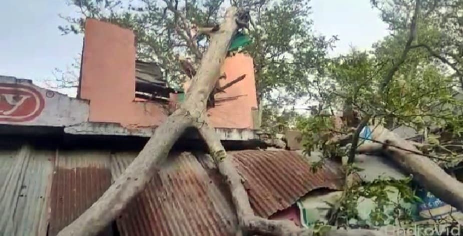 वहां पर अस्पताल का ही एक और कर्मचारी महेंद्र कुमार भी टीन की छत के साथ उड़ कर सड़क में लगभग 20 फीट नीचे गिर गया. इससे उनके सिर में गंभीर चोट लग गई.