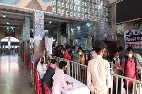 गया जंक्शन पर स्क्रीनिंग करवाते प्रवासी मजदूर