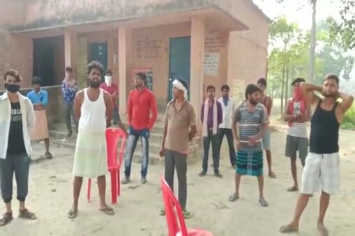 क्वारेटाइन सेंटर में सांप निकलने के बाद बाहर खड़े मजदूर क्वारेटाइन सेंटर में सांप निकलने के बाद बाहर खड़े मजदूर