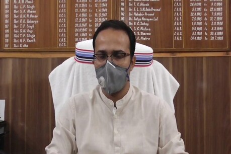 DM साहब के दो बॉडीगार्ड समेत तीन कर्मचारी मिले कोरोना पॉजिटिव, दहशत में कलेक्टेरियट के कर्मचारी DM साहब के दो बॉडीगार्ड समेत तीन कर्मचारी मिले कोरोना पॉजिटिव, दहशत में कलेक्टेरियट के कर्मचारी