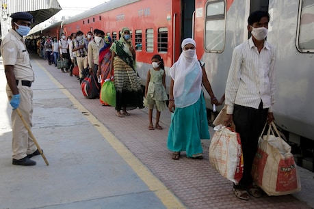 मजदूरों की फ्री यात्रा के लिए सुप्रीम कोर्ट में याचिका दायर, कहा- 800 रुपए तक देना पड़ रहा किराया