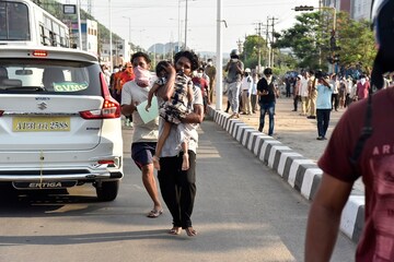 विशाखापट्टनम गैस रिसावः नगर निगम ने दी घरों में ही रहने, गीला मास्क लगाने की सलाह विशाखापट्टनम गैस रिसावः नगर निगम ने दी घरों में ही रहने, गीला मास्क लगाने की सलाह