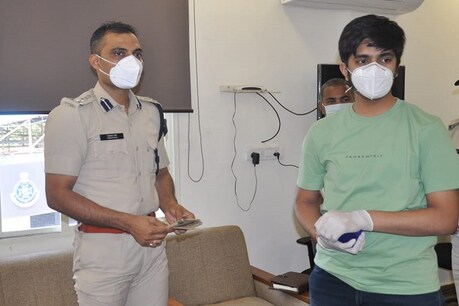 आयुष का छोटी उम्र में बड़ा काम, राष्ट्रीय बाल पुरस्कार राशि से सामग्री खरीद कोरोना योद्धाओं को दी दान आयुष का छोटी उम्र में बड़ा काम, राष्ट्रीय बाल पुरस्कार राशि से सामग्री खरीद कोरोना योद्धाओं को दी दान