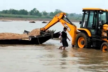 झारखंड के धनबाद में बालू तस्करों पर बड़ी कार्रवाई, बालू लदे 8 नावों को किया नष्ट, 8 ट्रैक्टर जब्त झारखंड के धनबाद में बालू तस्करों पर बड़ी कार्रवाई, बालू लदे 8 नावों को किया नष्ट, 8 ट्रैक्टर जब्त