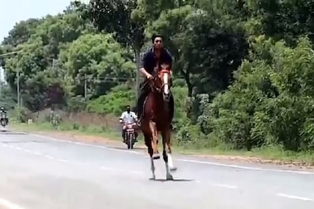 कर्नाटक में बीजेपी विधायक के बेटे ने तोड़ा लॉकडाउन, हाइवे पर दौड़ाया घोड़ा- Video वायरल कर्नाटक में बीजेपी विधायक के बेटे ने तोड़ा लॉकडाउन, हाइवे पर दौड़ाया घोड़ा- Video वायरल