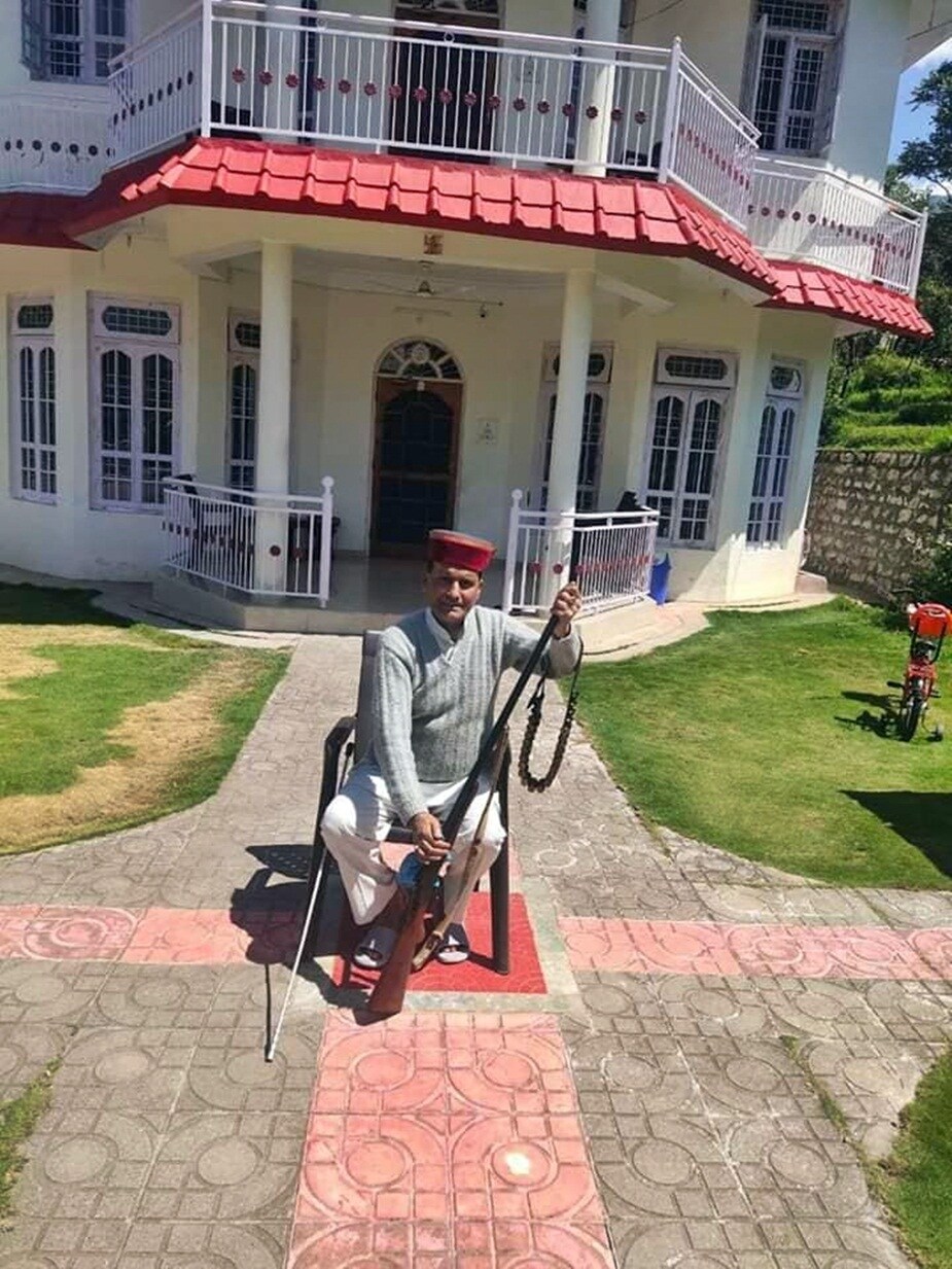 मंडी से भाजपा सांसद गन के साथ.