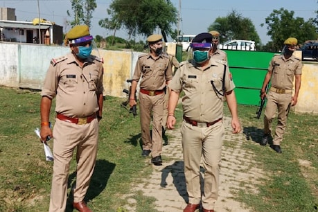 बलरामपुर Lockdown: 2 दिनों में होम क्वारेंटाइन का उल्लंघन करने वाले करीब 2000 प्रवासियों पर FIR बलरामपुर Lockdown: 2 दिनों में होम क्वारेंटाइन का उल्लंघन करने वाले करीब 2000 प्रवासियों पर FIR