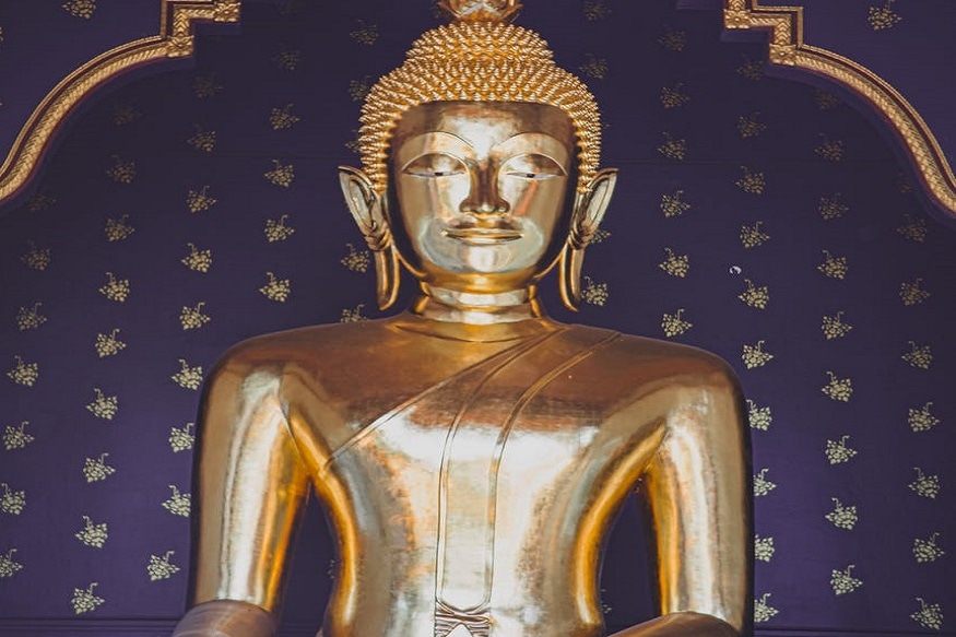  बुद्ध पूर्णिमा २०२० (Buddha Purnima 2020): बुद्ध पूर्णिमा 7 मई को वैशाख पूर्णिमा के दिन मनाई जाएगी. महात्‍मा बुद्ध (Mahatma Buddha) ने ही बौद्ध धर्म की आधारशिला रखी थी. पौराणिक मान्यताओं के अनुसार, बुद्ध भगवान विष्णु के 9वें अवतार थे. बुद्ध पूर्णिमा के दिन महात्मा बुद्ध को ब्रह्म ज्ञान की प्राप्ति हुई. इसी दिन उन्हें निर्वाण की प्राप्ति भी हुई थी. गौतम बुद्ध का जन्म कपिलवस्तु के पास लुम्बिनी में हुआ था. वो एक राजकुमार थे और उनका वास्तविक नाम सिद्धार्थ था. बौद्ध धर्म में महात्मा बुद्ध की शिक्षाओं का भी वर्णन मिलता है. आइए पढ़ते हैं बुद्ध के अनमोल विचार. उनके ये महान विचार जीवन जीने का सकारात्मक और सच्चा रास्ता दिखाएंगे. आप बुद्ध भगवान के इन उपदेशों को अपने दोस्तों को बुद्ध पूर्णिमा की बधाई के रूप में भी मैसेज कर सकते हैं. ...