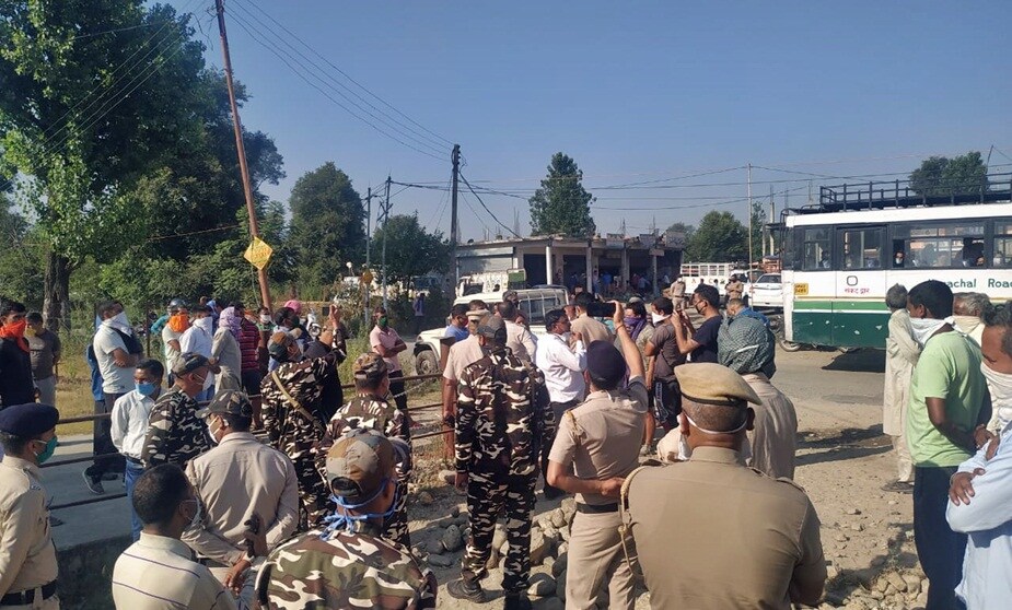 बल्ह क्षेत्र में मौके पर तैनात भारी पुलिस बल.