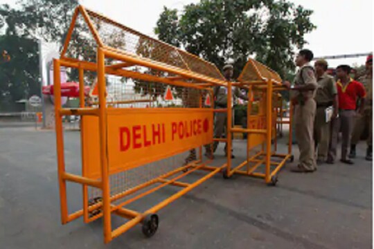 दिल्ली पुलिस के अधिकारी और जवान लगातार कोरोना पॉजिटिव होते जा रहे हैं. (प्रतीकात्मक तस्वीर)