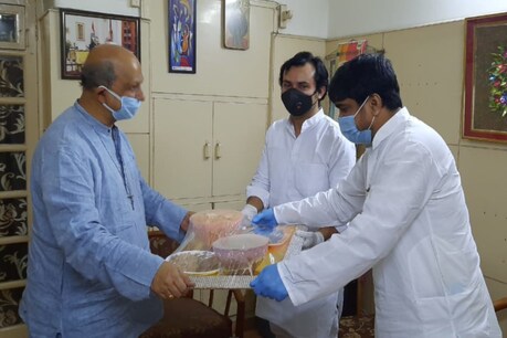मुस्लिम युवक गुरुद्वारा और हनुमान मंदिर में जाकर मना रहे Eid, कोरोना संकट में घोल रहे इंसानियत की मिठास मुस्लिम युवक गुरुद्वारा और हनुमान मंदिर में जाकर मना रहे Eid, कोरोना संकट में घोल रहे इंसानियत की मिठास