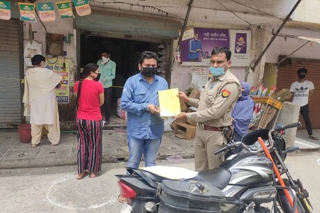 UP के इस जिले की पुलिस फुटबॉल के नियमों के तहत लोगों को सोशल डिस्टेंसिंग का पाठ पढ़ा रही है UP के इस जिले की पुलिस फुटबॉल के नियमों के तहत लोगों को सोशल डिस्टेंसिंग का पाठ पढ़ा रही है