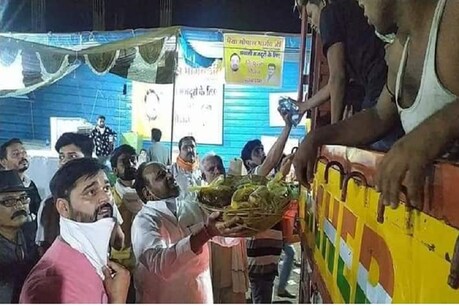 लौट रहे प्रवासी मजदूरों के लिए BJP के इस दिग्गज नेता ने करवाया भंडारा, खुद उन्हें परोस रहे भोजन लौट रहे प्रवासी मजदूरों के लिए BJP के इस दिग्गज नेता ने करवाया भंडारा, खुद उन्हें परोस रहे भोजन