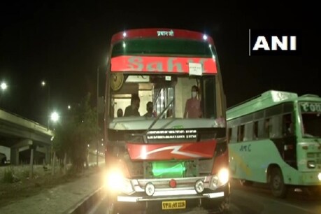 दिल्ली में प्रवासी मजदूरों से बस वाले कर रहे मनमानी, झारखंड जाने के वसूले 4000 रुपए दिल्ली में प्रवासी मजदूरों से बस वाले कर रहे मनमानी, झारखंड जाने के वसूले 4000 रुपए