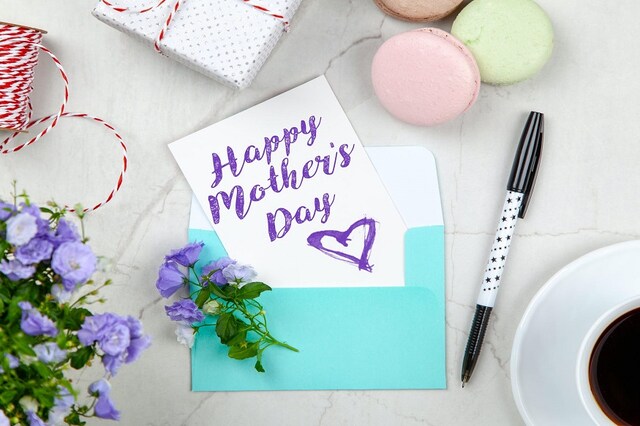 Happy Mother's Day: ख़ास अंदाज में मां से कहें- आई लव यू मॉम