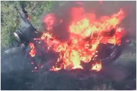 ट्रक से भिड़ी मोटरसाइकिल और फिर उठा आग का गुबार, देखें Video ट्रक से भिड़ी मोटरसाइकिल और फिर उठा आग का गुबार, देखें Video
