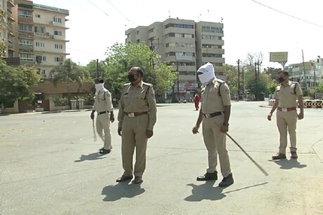गांव वालों को कोरोना से बचाने के लिए पुलिस ने अपनाया लोकल तरीका, अब काम हुआ आसान गांव वालों को कोरोना से बचाने के लिए पुलिस ने अपनाया लोकल तरीका, अब काम हुआ आसान
