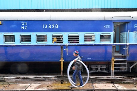 12 मई से चलेंगी कुछ यात्री ट्रेनें, पढ़ें इसके नियम और 10 खास बातें 12 मई से चलेंगी कुछ यात्री ट्रेनें, पढ़ें इसके नियम और 10 खास बातें