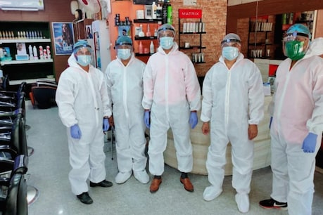 Corona Effects: पिंक सिटी में बदला सैलून कर्मचारियों का स्टाइल, PPE किट पहन कर रहे हेयर कट Corona Effects: पिंक सिटी में बदला सैलून कर्मचारियों का स्टाइल, PPE किट पहन कर रहे हेयर कट