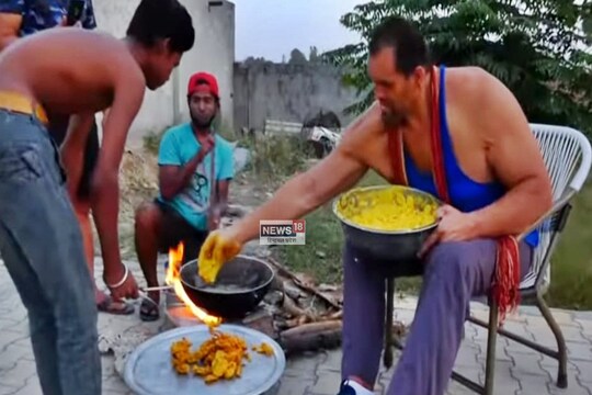 रेसलर खली पकौड़े तलते हुए.