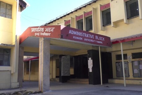 ऑनलाइन पढ़ाई के लिए नेटवर्क ही ढूंढते रहे कुमाऊं विश्वविद्यालय के छात्र-छात्राएं... अब परीक्षाओं का विरोध ऑनलाइन पढ़ाई के लिए नेटवर्क ही ढूंढते रहे कुमाऊं विश्वविद्यालय के छात्र-छात्राएं... अब परीक्षाओं का विरोध