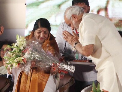 211 कलाकारों ने गाया 'आत्मनिर्भर भारत' गाना, लता मंगेशकर के ट्वीट पर PM मोदी ने लिखी ये बात 211 कलाकारों ने गाया 'आत्मनिर्भर भारत' गाना, लता मंगेशकर के ट्वीट पर PM मोदी ने लिखी ये बात