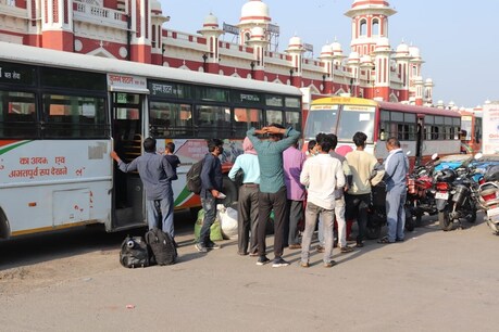 नागपुर से लखनऊ पहुंची दूसरी श्रमिक एक्सप्रेस, 950 यात्री 44 बसों से घर रवाना नागपुर से लखनऊ पहुंची दूसरी श्रमिक एक्सप्रेस, 950 यात्री 44 बसों से घर रवाना