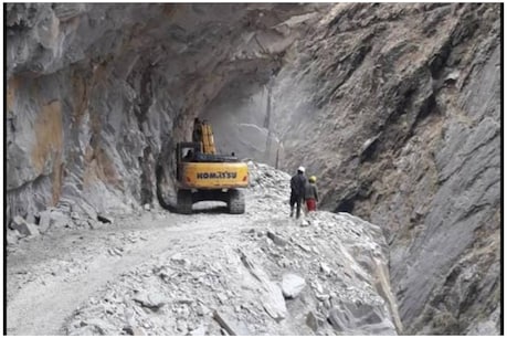 इंडो-चाइना बॉर्डर पर पहाड़ काटकर बनी 74 km सड़क, रक्षा मंत्री ने किया लोकार्पण इंडो-चाइना बॉर्डर पर पहाड़ काटकर बनी 74 km सड़क, रक्षा मंत्री ने किया लोकार्पण