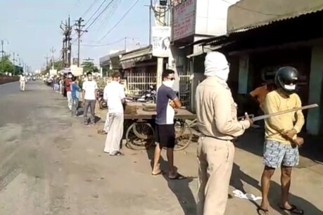 छत्तीसगढ़: 43 दिन बाद खुली शराब की दुकानें, दारू प्रेमियों की लगी 1 KM लंबी लाइन छत्तीसगढ़: 43 दिन बाद खुली शराब की दुकानें, दारू प्रेमियों की लगी 1 KM लंबी लाइन