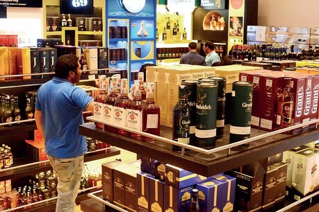 UP में कंटेनमेंट जोन के बाहर अब रोज खुलेंगी शराब की दुकानें, साप्ताहिक बंदी से मिली छूट