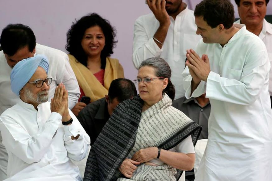 कांग्रेस की अंतरिम अध्यक्ष सोनिया गांधी की मनमोहन सिंह और राहुल गांधी के साथ फाइल फोटो 