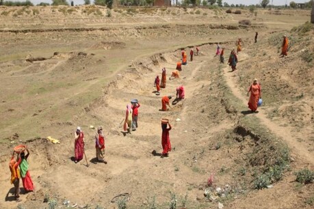 ग्रामीण इलाकों में सवा लाख किलोमीटर बनेंगी सड़कें, मनरेगा के जरिये मिलेगा रोजगार ग्रामीण इलाकों में सवा लाख किलोमीटर बनेंगी सड़कें, मनरेगा के जरिये मिलेगा रोजगार