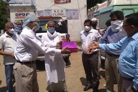 मंसूर आलम को सम्मानित करते अस्पताल के कर्मचारी और डॉक्टर