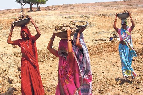 आत्मनिर्भर भारत: मनरेगा के लिए 40 हजार करोड़ रुपये का ऐलान, गांवों में प्रवासी मजदूरों को मिल सकेगा काम आत्मनिर्भर भारत: मनरेगा के लिए 40 हजार करोड़ रुपये का ऐलान, गांवों में प्रवासी मजदूरों को मिल सकेगा काम