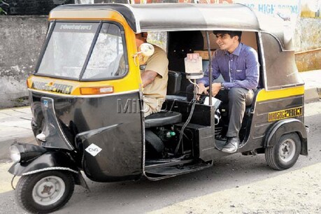 ऑटो रिक्शा पर गृहस्थी लादकर मुंबई से घर लौट रहे हजारों ऑटो रिक्शा चालक ऑटो रिक्शा पर गृहस्थी लादकर मुंबई से घर लौट रहे हजारों ऑटो रिक्शा चालक