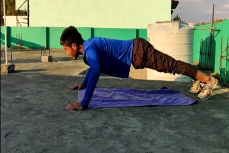 ऑनलाइन फिटनेस क्लास से खिलाड़ी बहा रहे पसीना, कोच को भेज रहे हैं प्रैक्टिस करते हुए Video ऑनलाइन फिटनेस क्लास से खिलाड़ी बहा रहे पसीना, कोच को भेज रहे हैं प्रैक्टिस करते हुए Video