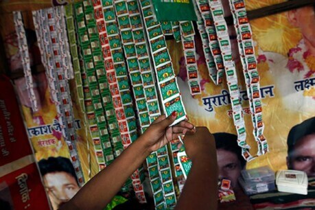 सावधान! नोएडा में तंबाकू सेवन के बाद थूकने पर लगेगी 500 की चपत, दोबारा पकड़े जाने पर 1000 रुपए फाइन सावधान! नोएडा में तंबाकू सेवन के बाद थूकने पर लगेगी 500 की चपत, दोबारा पकड़े जाने पर 1000 रुपए फाइन