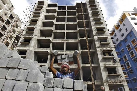 एक रिसर्च में साफ हुआ है कि देश के बड़े शहरों में डेवलपर्स ग्राहकों से तय सर्किल रेट से ज्‍यादा पैसे वसूल रहे हैं. 