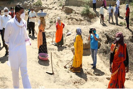 जब सब धंधे बंद हो गए तो काम आई मनरेगा, एक ही महीने में 60000 से बढ़कर 36.5 लाख हुए मजदूर जब सब धंधे बंद हो गए तो काम आई मनरेगा, एक ही महीने में 60000 से बढ़कर 36.5 लाख हुए मजदूर