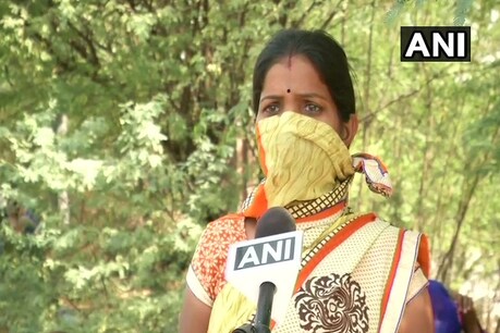 UP में प्रवेश न मिलने पर बोलीं प्रवासी मजदूर- मकान मालिक ने घर से निकाला, 3 दिन से कुछ नहीं खाया UP में प्रवेश न मिलने पर बोलीं प्रवासी मजदूर- मकान मालिक ने घर से निकाला, 3 दिन से कुछ नहीं खाया